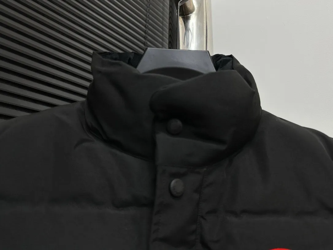 P360 【Canada Goose】Canada Goose #Freestyle Crew 4154M men’s and women’s vest down ➖ Imported Behringer embroidery machine with customized 10,000-needle embroidery logo! ➖ Imported 21-count polyester-cotton blended original fabric, using Feather-Light 10D waterproof coating fabric, made of 84.5% polyester fiber and 15.5% cotton, 100% the best feel in the entire network! ➖ The genuine official website uses the national standard 80 white duck down, and will never be misled by false claims such as 90 down or goose down! ➖ 100% nylon nylon lining with double double-layer sealing design to prevent velvet from running away. Top-grade polar fleece is used in the collar and pockets to keep warm and comfortable! ➖ Yoshida YKK provides original custom-made electroplated sliders. YKK two-way lockable zippers are tight and smooth and will not peel off paint! ➖ 3M composite original Velcro is durable, and all accessories and hardware are disassembled and customized! ⛔No slander, no exaggeration, no need for too much copywriting, because it is focused, it is professional!  SIZE: XS S M L XL XXL